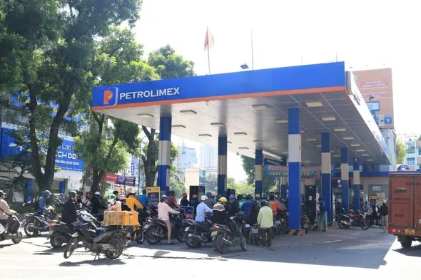 Từ 15h30 ngày 8/4, giá các loại xăng, dầu cùng giảm mạnh