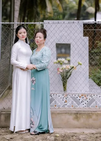 Cô dâu Vĩnh Long chụp ảnh bên ngôi mộ, phía sau là chuyện thắt lòng