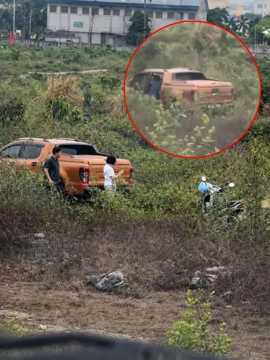 Xe bán tải ra giữa bãi đất trống