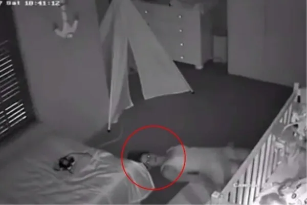 Clip hơn 20 triệu lượt xem: Chồng mở camera xem con ngủ, kinh hoàng khi thấy vợ “mắt trợn trừng”, bò lê dưới sàn