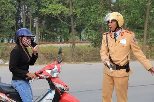 Mức phạt lỗi dùng điện thoại khi lái xe mới nhất 2026 đối với tất cả các loại xe, tài xế chú ý