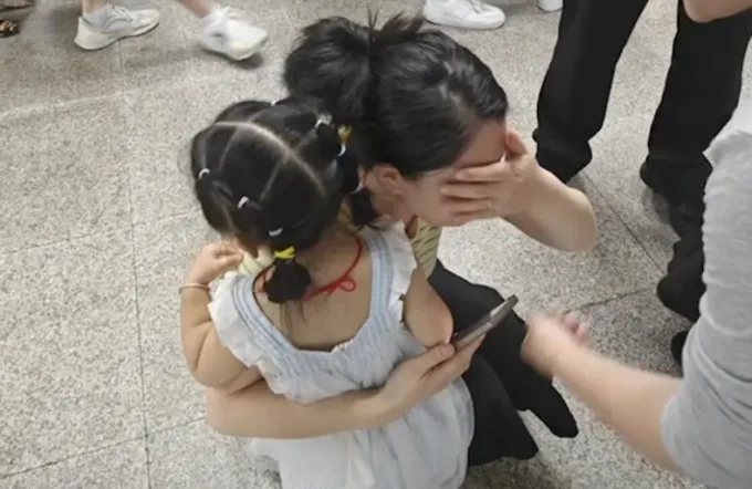 Thấy cô bé trên mạng giống hệt con gái mình, bà mẹ đòi xét nghiệm ADN vì nghi ngờ có con ruột khác mà không biết