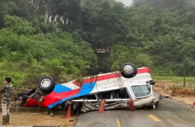 Cao Bằng: Lũ lên bất ngờ, cuốn trôi xe chở 20 người gồm giáo viên và học sinh thăm quan cả trăm mét