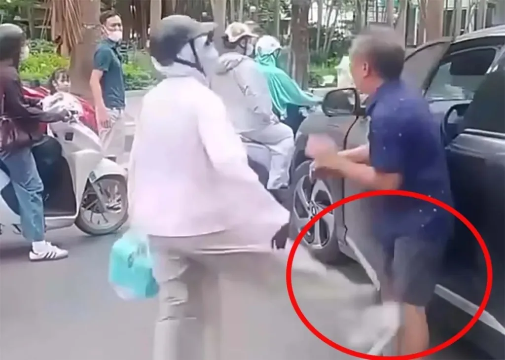 Công an xác minh video người phụ nữ ra tay với tài xế ô tô lớn tuổi ở Hà Nội