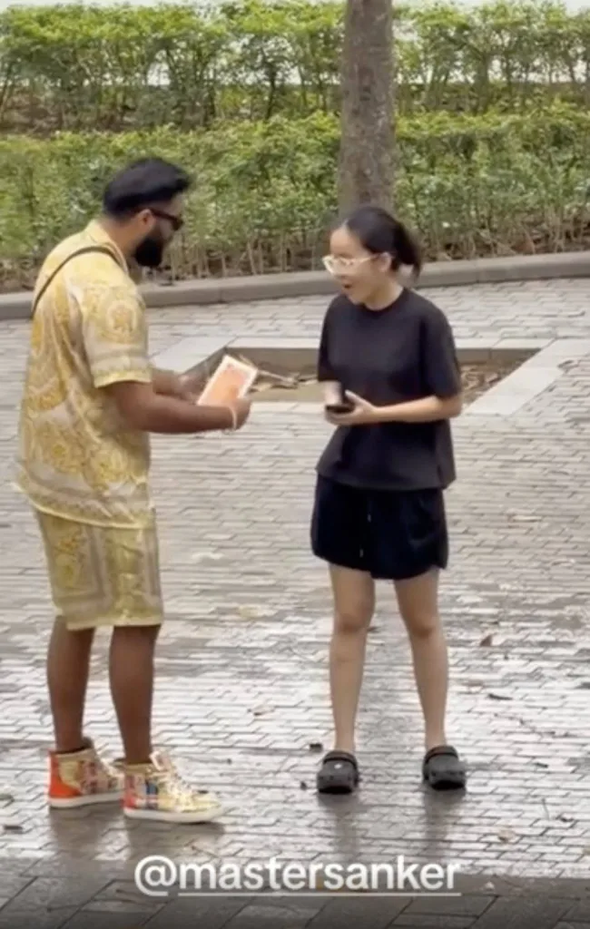 TikToker 9 triệu fan bị nghi dàn dựng video tặng iPhone cho cô gái người Việt, dân mạng phẫn nộ