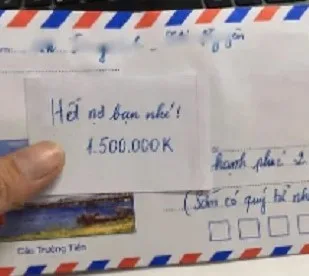 Vay bạn 1,5 triệu 5 năm trước, giờ đám cưới bạn để phong bì có mẩu giấy ‘trừ nợ’, phản ứng của cô dâu gây bão MXH