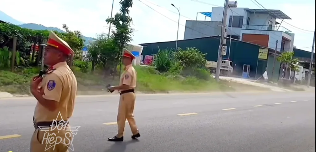 Thanh niên 2k5 lái xe thông chốt, khiến CSGT đứng hình mất mấy giây