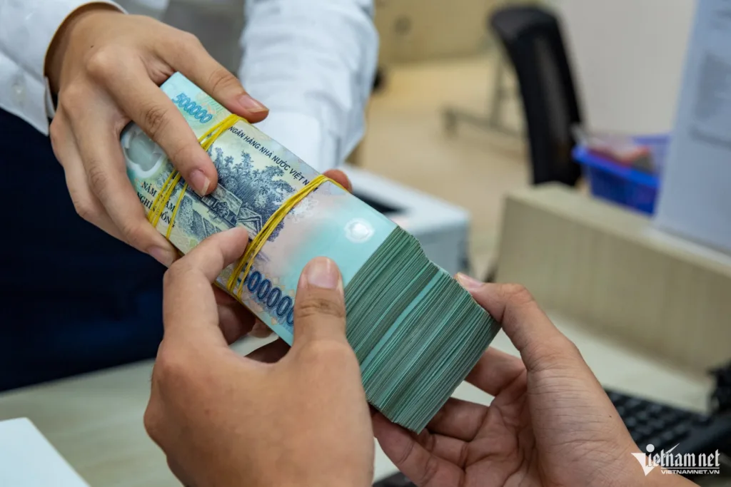 Giám đốc lương gần 30 triệu/tháng bị điều xuống nhân viên xưởng, rồi bị sa thải