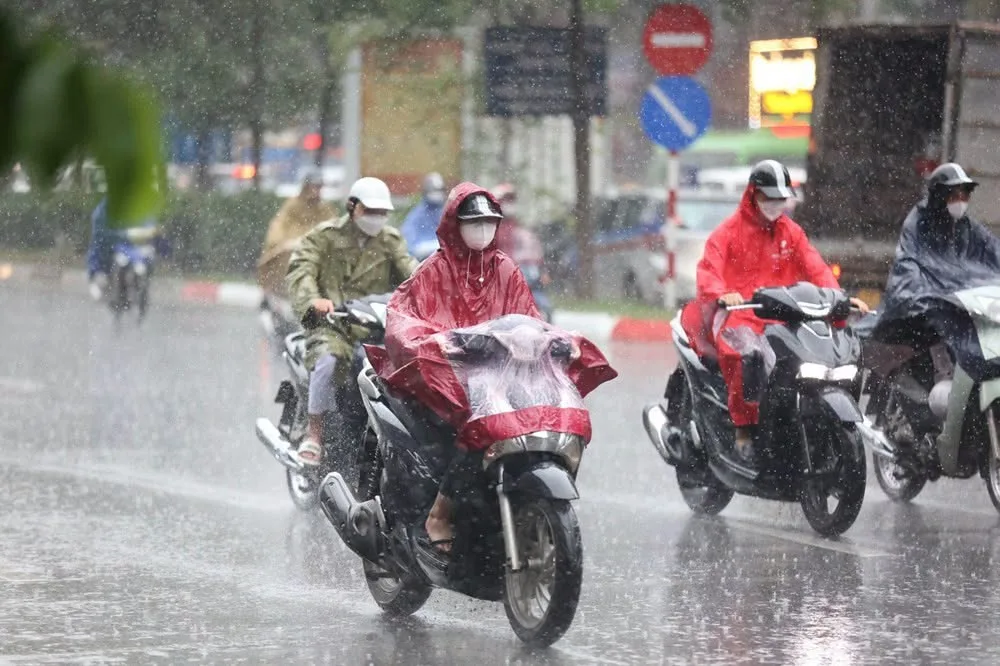 2 ngày tới mưa lớn dồn dập ở nhiều tỉnh thành: Cảnh báo lốc, sét và lũ quét