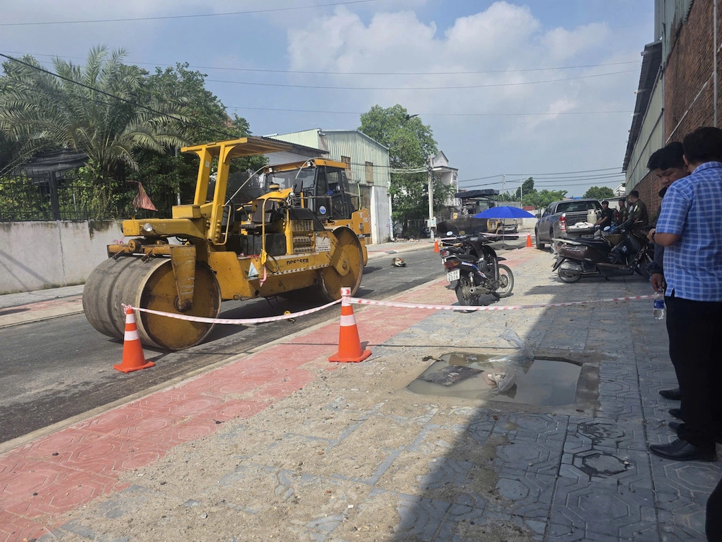 Nam công nhân ở TP HCM bị xe lu cán chết