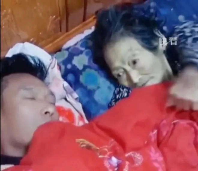 Thức đêm chăm mẹ già nguy kịch, tỉnh dậy mẹ đã ra đi mãi mãi, check lại camera thấy cảnh cuối cùng của mẹ