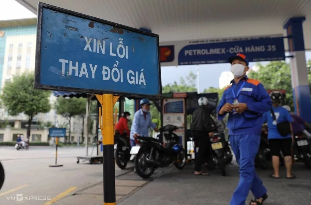 Xăng dầu có giá mới từ 15h chiều nay: Nhìn giá E10 mà lặng người