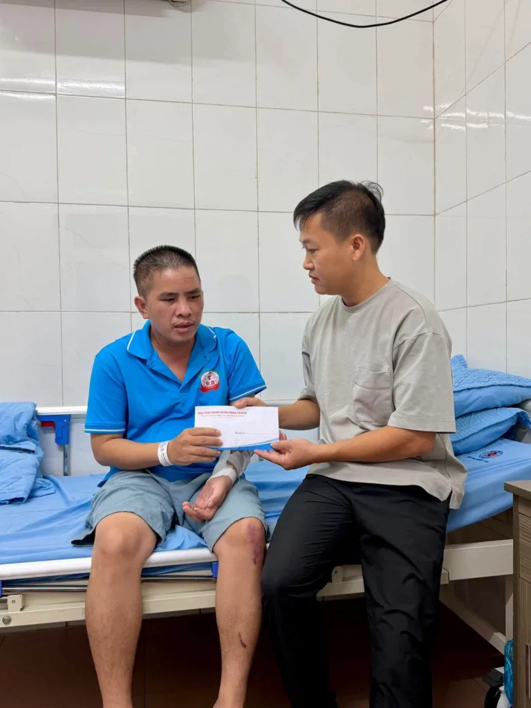 Anh Quang đang tiếp tục điều trị tại quê, mỗi ngày có người thân chăm sóc