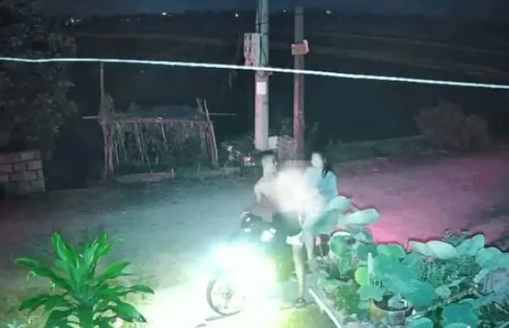 Đôi tình nhân dừng xe trước cửa lúc hơn 2h sáng, chủ nhà xem camera chết lặng khi thấy cảnh khó nói