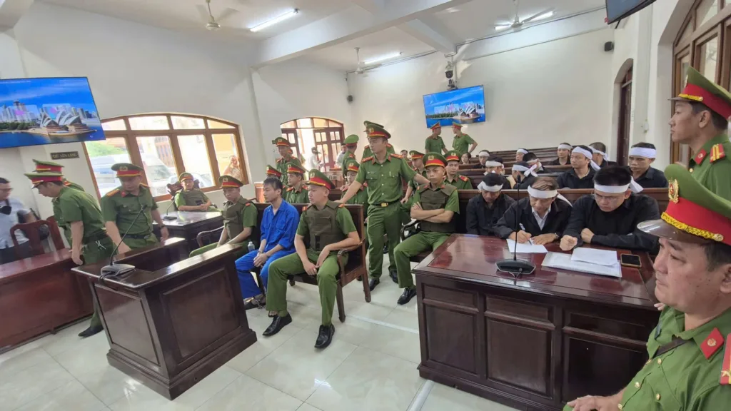Kì lạ: 13 người thân của 3 mẹ con đeo khăn tang tới tòa, nhìn sang thái độ của người thân Nguyễn Đức Anh không ai tin nổi