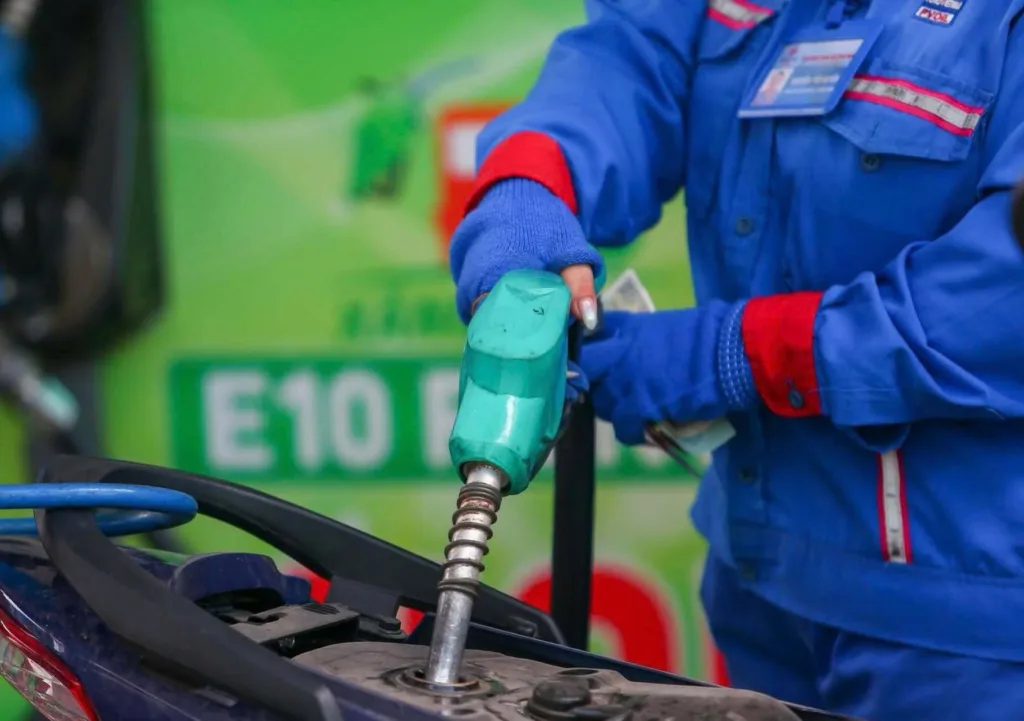 Giá xăng dầu chiều nay 15/10: Xăng sinh học E10, E5 đồng loạt quay đầu giảm, diesel tăng hay giảm?