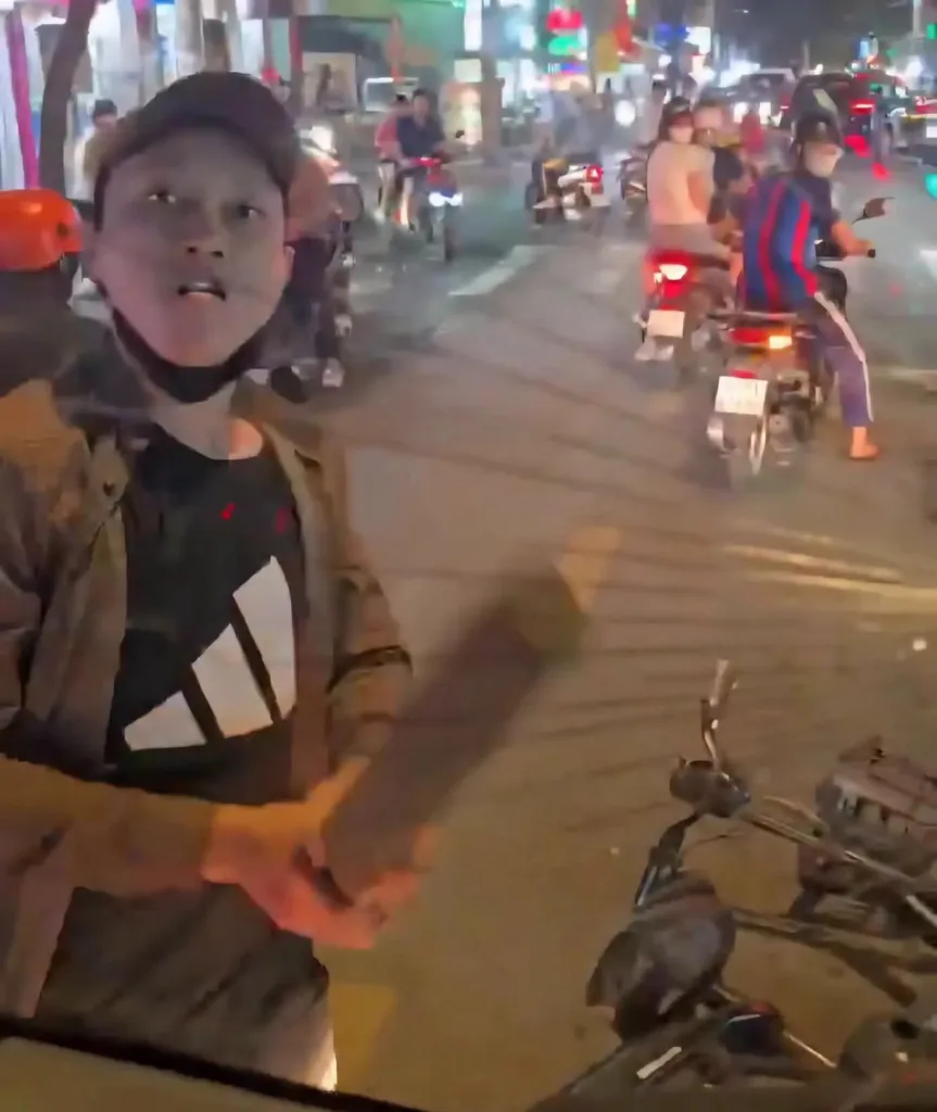 Ngang nhiên chặn đầu, đập vỡ kính xe tải giữa đường ở TPHCM