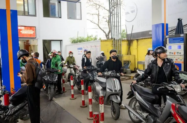 Giá xăng dầu hôm nay 20/10: Đồng loạt giảm mạnh, đổ 10 lít xăng E10 tiết kiệm bao nhiêu?
