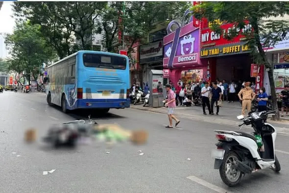 Tai nạn thương tâm ở Hà Nội: Cô gái ngã xuống đường, bị xe buýt cán tử vong