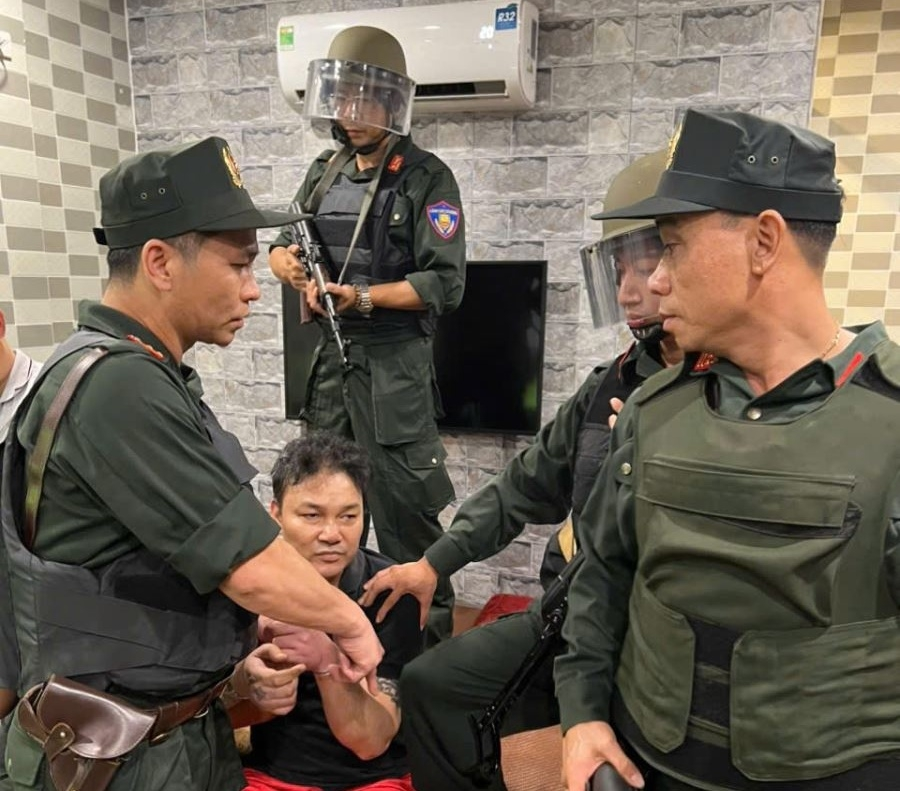 Bắt đối tượng truy nã đặc biệt nguy hiểm Nguyễn Tuấn Anh (SN 2003) tại sân bay Nội Bài